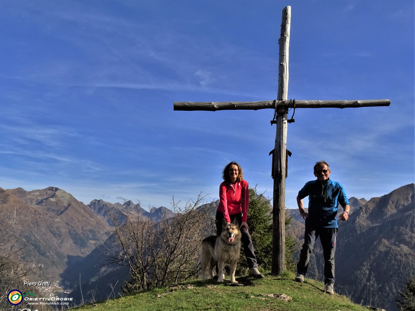 36 Alla rustica croce lignea del Monte Colle (1750 m) panorama sulle cime orobiche.JPG